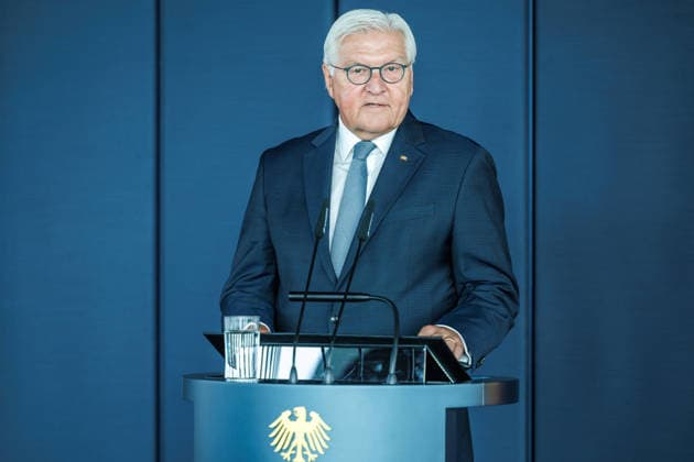 Bundespraesident Frank- Walter Steinmeier bei der Schlüsseluebergabe Bundespraesident Frank- Walter Steinmeier bei der Schlüsseluebergabe für das temporaerer Amtssitz des Bundespraesidenten genutzte Gebaeude in Berlin am 24 August 2026. Bundespraesident Frank- Walter Steinmeier und Ehefrau Buedenbender mit Prof.Dr. Alexander von Erdely und Frau Petra Wesseler. Berlin Berlin Deutschland *** Federal President Frank Walter Steinmeier at the key handover Federal President Frank Walter Steinmeier at the key handover for the building in Berlin used as the temporary official residence of the Federal President on August 24, 2026 Federal President Frank Walter Steinmeier and his wife Buedenbender with Prof. Dr. Alexander von Erdely and his wife