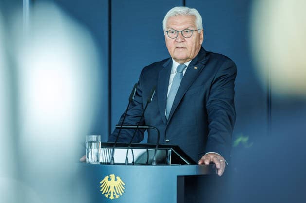 Bundespraesident Frank- Walter Steinmeier bei der Schlüsseluebergabe Bundespraesident Frank- Walter Steinmeier bei der Schlüsseluebergabe für das temporaerer Amtssitz des Bundespraesidenten genutzte Gebaeude in Berlin am 24 August 2026. Bundespraesident Frank- Walter Steinmeier und Ehefrau Buedenbender mit Prof.Dr. Alexander von Erdely und Frau Petra Wesseler. Berlin Berlin Deutschland *** Federal President Frank Walter Steinmeier at the key handover Federal President Frank Walter Steinmeier at the key handover for the building in Berlin used as the temporary official residence of the Federal President on August 24, 2026 Federal President Frank Walter Steinmeier and his wife Buedenbender with Prof. Dr. Alexander von Erdely and his wife