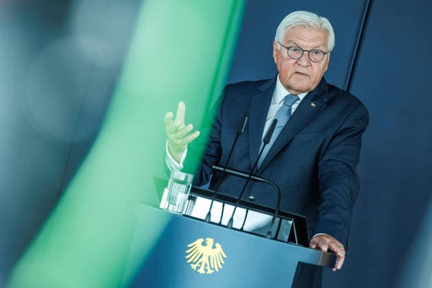 Bundespraesident Frank- Walter Steinmeier bei der Schlüsseluebergabe Bundespraesident Frank- Walter Steinmeier bei der Schlüsseluebergabe für das temporaerer Amtssitz des Bundespraesidenten genutzte Gebaeude in Berlin am 24 August 2026. Bundespraesident Frank- Walter Steinmeier und Ehefrau Buedenbender mit Prof.Dr. Alexander von Erdely und Frau Petra Wesseler. Berlin Berlin Deutschland *** Federal President Frank Walter Steinmeier at the key handover Federal President Frank Walter Steinmeier at the key handover for the building in Berlin used as the temporary official residence of the Federal President on August 24, 2026 Federal President Frank Walter Steinmeier and his wife Buedenbender with Prof. Dr. Alexander von Erdely and his wife