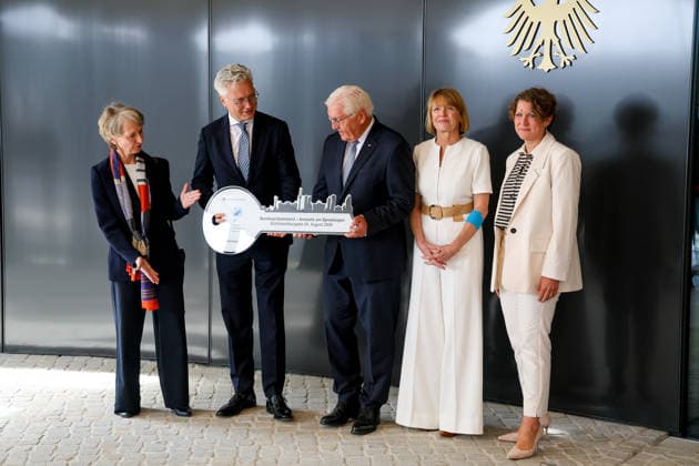 Symbolische Schlüsselübergabe für den Amtssitz am Spreebogen Schlüsselübergabe für das als temporärer Amtssitz des Bundespräsidenten genutzte Gebäude. Prof. Dr. Alexander von ErdÃ ly, Sprecher des Vorstands der Bundesanstalt für Immobilienaufgaben (BImA) übergibt den Schlüssel an Frank-Walter Steinmeier, Bundespräsident und Elke Büdenbender, Ehefrau des Bundespräsidenten. DEU, Deutschland, Berlin, 24.08.2026 *** Symbolic Key Handover for the Official Residence at Spreebogen Key handover for the building used as the Federal President’s temporary official residence. Prof. Dr. Alexander von Erdély, Spokesperson for the Executive Board of the Federal Agency for Real Estate Affairs (BImA), hands over the key to Frank Walter Stei
