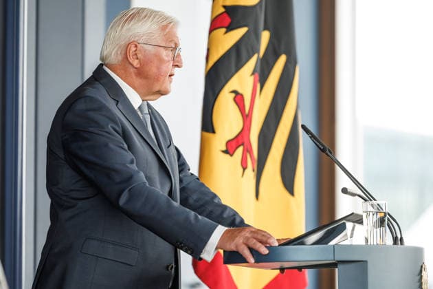 Bundespraesident Frank- Walter Steinmeier bei der Schlüsseluebergabe Bundespraesident Frank- Walter Steinmeier bei der Schluesseluebergabe für das temporaerer Amtssitz des Bundespraesidenten genutzte Gebaeude in Berlin am 24 August 2026. Berlin Berlin Deutschland *** Federal President Frank Walter Steinmeier at the key handover ceremony Federal President Frank Walter Steinmeier at the key handover ceremony for the building in Berlin used as the temporary official residence of the Federal President on August 24, 2026 Berlin Berlin Germany
