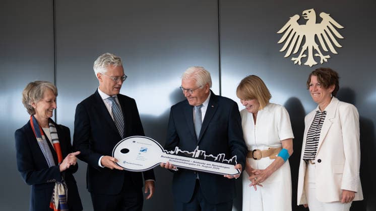 Bundespräsident Frank-Walter Steinmeier bei der symbolischen Schlüsselübergabe für den temporären Amtssitz am Spreebogen, mit Ehefrau Elke Büdenbender sowie , Petra Wesseler (links), Alexander von ErdÃ ly (2.v.l.) und Dörte Dinger, Chefin des Bundespräsidialamtes, (rechts);Bundespräsident Symbolische Schlüsselübergabe für Amtssitz am Spreebogen als Interimslösung während des Umbaus von Schloss Bellevue, Berlin Berlin Deutschland Amtssitz am Spreebogen *** Federal President Frank Walter Steinmeier at the symbolic key handover for the temporary official residence at Spreebogen, with his wife Elke Büdenbender, as well as, Petra Wesseler on the left, Alexander von Erdély second from the left, and Dörte Dinger, Head of the Off