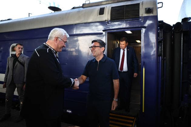 British PM Andy Burnham visits Ukraine Ukraine s Foreign Affairs Minister Andrii Sybiha (L) greets Britain s prime minister Andy Burnham upon his arrival by train in Kyiv on August 24, 2026. Ukraine is marking on August 24 the 35th anniversary of its independence, with Burnham scheduled meeting Zelensky and co-chairing a Coalition of the Willing meeting with Germany s Chancellor Friedrich Merz, with Franbce s president Emmanuel Macron joining by video link., Credit:HENRY NICHOLLS PA ROTA - B68 Avalon Ukraine, Kyiv  Copyright: xHENRYxNICHOLLSx xPAxROTAx-xB68x xAvalonx 1128171435