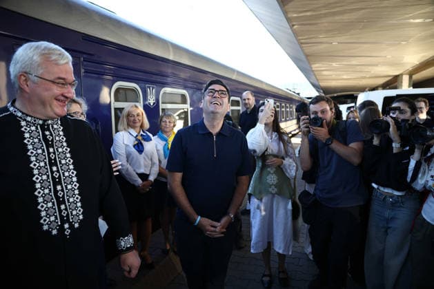 British PM Andy Burnham visits Ukraine Ukraine s Foreign Affairs Minister Andrii Sybiha (L) greets Britain s prime minister Andy Burnham (C) upon his arrival by train in Kyiv on August 24, 2026. Ukraine is marking on August 24 the 35th anniversary of its independence, with Burnham scheduled meeting Zelensky and co-chairing a Coalition of the Willing meeting with Germany s Chancellor Friedrich Merz, with France s president Emmanuel Macron joining by video link., Credit:HENRY NICHOLLS PA ROTA - B68 Avalon Ukraine, Kyiv  Copyright: xHENRYxNICHOLLSx xPAxROTAx-xB68x xAvalonx 1128171460
