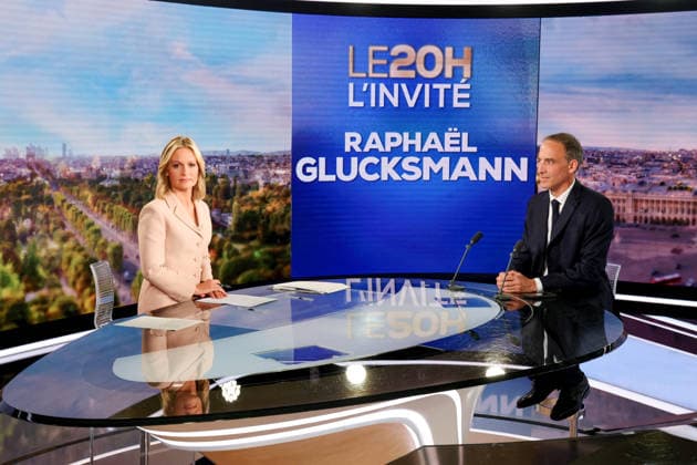 Raphael Glucksmann Announces Presidential Candidacy - France Audrey Crespo-Mara and Raphael Glucksmann. French journalist Audrey Crespo-Mara and French centre-left party Place publique s leader and MEP Raphael Glucksmann pose prior to an interview to announce his candidacy for the 2027 French presidential election on the evening news broadcast of French TV channel TF1 in Boulogne-Billancourt, outside Paris, on August 23, 2026. Photo by Alain Robert Pool ABACAPRESS.COM Paris France  Copyright: xAlainxRobert Pool ABACAx