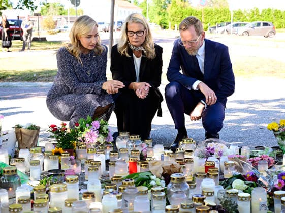 FAGERSTA, SVERIGE 20260824 Energi- och näringsminister Ebba Busch (KD), gymnasie-, högskole- och forskningsminister Lotta Edholm (KD) och socialminister Jakob Forssmed (KD) lämnar blommor vid minnesplatsen utanför Brinellskolan i Fagersta pa mandagen, där ett skoldad inträffade pa fredagen. FAGERSTA SVERIGE x10030x *** FAGERSTA, SWEDEN, August 24, 2026 Minister of Energy and Industry Ebba Busch (KD), Minister of Upper Secondary Education, Minister of Higher Education and Research Lotta Edholm (KD), and Minister of Social Affairs Jakob Forssmed (KD) lay flowers at the memorial site outside Brinell School in Fagersta on Monday, where a school shooting occurred on Friday. FAGERSTA, SWEDEN x10030x  Copyright: xJonasxEkströmer TTx SKOLDAD FAGERSTA wmx-EwfqpAU