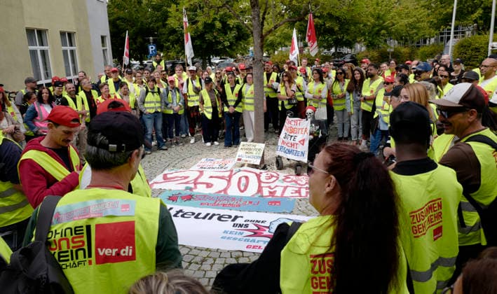 Tarifverhandlung Einzelhandel 2026 24.08.2026 In Raunheim werden heute die Tarifverhandlungen für die Beschäftigten im hessischen Einzelhandel Versandhandel zwischen der Vereinte Dienstleistungsgewerkschaft VERDI und den Arbeitgebern (Primark, REWE, Penny, Kaufland, Zara, Douglas, IKEA . . .) fortgesetzt Raunheim Hessen Deutschland *** 2026 Retail Collective Bargaining 08 24 2026: Collective bargaining negotiations for employees in the Hessian retail and mail-order sectors between the United Services Union VERDI and employers Primark, REWE, Penny, Kaufland, Zara, Douglas, IKEA. Raunheim, Hesse, Germany