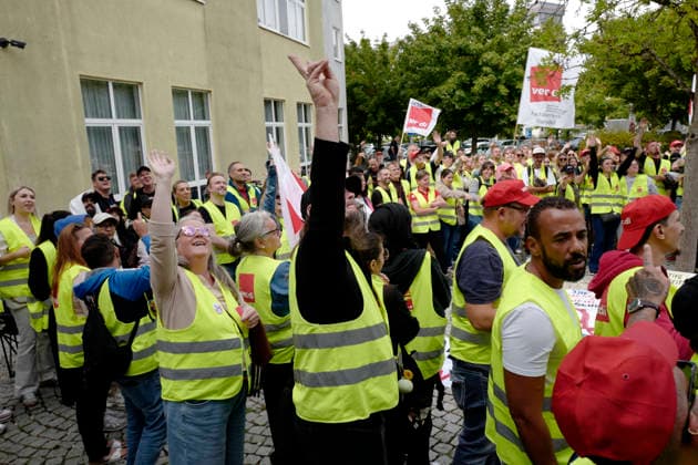 Tarifverhandlung Einzelhandel 2026 24.08.2026 In Raunheim werden heute die Tarifverhandlungen für die Beschäftigten im hessischen Einzelhandel Versandhandel zwischen der Vereinte Dienstleistungsgewerkschaft VERDI und den Arbeitgebern (Primark, REWE, Penny, Kaufland, Zara, Douglas, IKEA . . .) fortgesetzt Raunheim Hessen Deutschland *** 2026 Retail Collective Bargaining 08 24 2026: Collective bargaining negotiations for employees in the Hessian retail and mail-order sectors between the United Services Union VERDI and employers Primark, REWE, Penny, Kaufland, Zara, Douglas, IKEA. Raunheim, Hesse, Germany
