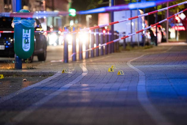 Herten: Schüsse in Café – vier Personen von Polizei abgeführt 7aIMG: 0570370 Großeinsatz an der Ewaldstraße – Blutflecken und zerbrochenes Glas vor dem Café, Straße für Ermittlungen gesperrtNordrhein-Westfalen, Herten, Deutschland *** Herten: Shots Fired in Café – Four People Taken Away by Police 7aIMG 0570370 Large-scale police operation on Ewaldstraße – Bloodstains and broken glass in front of the café; street closed for the investigation North Rhine-Westphalia, Herten, Germany Copyright: 7aktuell.dex xMarcxGruber 0570370 20260823_7a_hertensch_570370