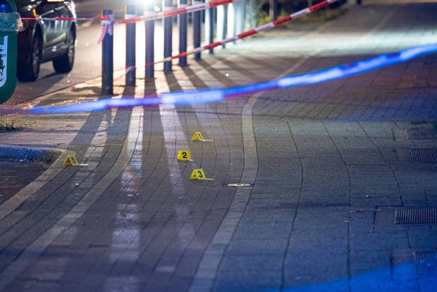 Herten: Schüsse in Café – vier Personen von Polizei abgeführt 7aIMG: 0570371 Großeinsatz an der Ewaldstraße – Blutflecken und zerbrochenes Glas vor dem Café, Straße für Ermittlungen gesperrtNordrhein-Westfalen, Herten, Deutschland *** Herten: Shots Fired in Café – Four People Taken Away by Police 7aIMG 0570371 Major police operation on Ewaldstraße – Bloodstains and broken glass in front of the café; street closed for the investigation North Rhine-Westphalia, Herten, Germany Copyright: 7aktuell.dex xMarcxGruber 0570371 20260823_7a_hertensch_570371