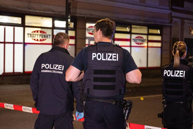 Herten: Schüsse in Café – vier Personen von Polizei abgeführt 7aIMG: 0570372 Großeinsatz an der Ewaldstraße – Blutflecken und zerbrochenes Glas vor dem Café, Straße für Ermittlungen gesperrtNordrhein-Westfalen, Herten, Deutschland *** Herten: Shots Fired in Café – Four People Taken Away by Police 7aIMG 0570372 Major police operation on Ewaldstraße – Bloodstains and broken glass in front of the café; street closed for the investigation. North Rhine-Westphalia, Herten, Germany Copyright: 7aktuell.dex xMarcxGruber 0570372 20260823_7a_hertensch_570372