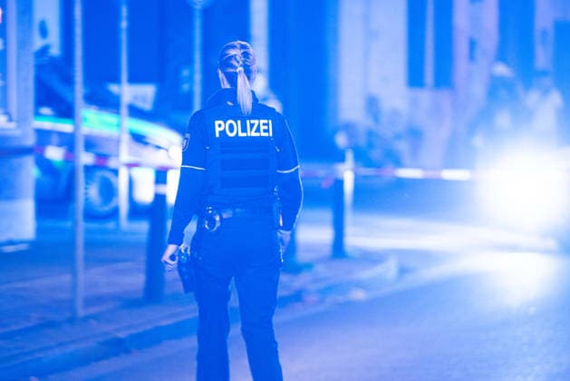 Herten: Schüsse in Café – vier Personen von Polizei abgeführt 7aIMG: 0570374 Großeinsatz an der Ewaldstraße – Blutflecken und zerbrochenes Glas vor dem Café, Straße für Ermittlungen gesperrtNordrhein-Westfalen, Herten, Deutschland *** Herten: Shots Fired in Café – Four People Taken Away by Police 7aIMG 0570374 Major police operation on Ewaldstraße – Bloodstains and broken glass in front of the café; street closed for investigation North Rhine-Westphalia, Herten, Germany Copyright: 7aktuell.dex xMarcxGruber 0570374 20260823_7a_hertensch_570374