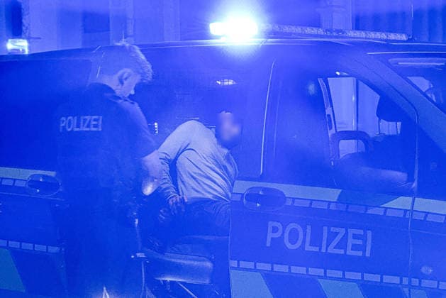 Herten: Schüsse in Café – vier Personen von Polizei abgeführt 7aIMG: 0570378 Großeinsatz an der Ewaldstraße – Blutflecken und zerbrochenes Glas vor dem Café, Straße für Ermittlungen gesperrtNordrhein-Westfalen, Herten, Deutschland *** Herten: Shots Fired in Café – Four People Taken Away by Police 7aIMG 0570378 Large-scale police operation on Ewaldstraße – Bloodstains and broken glass in front of the café; street closed for investigationNorth Rhine-Westphalia, Herten, Germany Copyright: 7aktuell.dex xMarcxGruber 0570378 20260823_7a_hertensch_570378