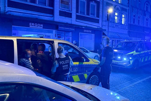 Herten: Schüsse in Café – vier Personen von Polizei abgeführt 7aIMG: 0570380 Großeinsatz an der Ewaldstraße – Blutflecken und zerbrochenes Glas vor dem Café, Straße für Ermittlungen gesperrtNordrhein-Westfalen, Herten, Deutschland *** Herten: Shots Fired in Café – Four People Taken Away by Police 7aIMG 0570380 Major police operation on Ewaldstraße – Bloodstains and broken glass in front of the café; street closed for investigation North Rhine-Westphalia, Herten, Germany Copyright: 7aktuell.dex xMarcxGruber 0570380 20260823_7a_hertensch_570380