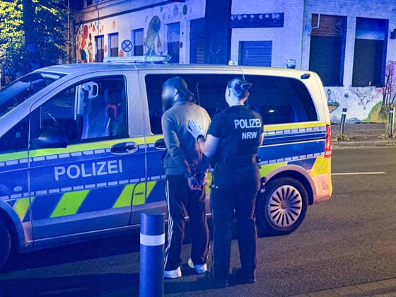 Herten: Schüsse in Café – vier Personen von Polizei abgeführt 7aIMG: 0570381 Großeinsatz an der Ewaldstraße – Blutflecken und zerbrochenes Glas vor dem Café, Straße für Ermittlungen gesperrtNordrhein-Westfalen, Herten, Deutschland *** Herten: Shots Fired in Café—Four People Taken Away by Police 7aIMG 0570381 Major police operation on Ewaldstraße—bloodstains and broken glass in front of the café; street closed for the investigation. North Rhine-Westphalia, Herten, Germany Copyright: 7aktuell.dex xMarcxGruber 0570381 20260823_7a_hertensch_570381