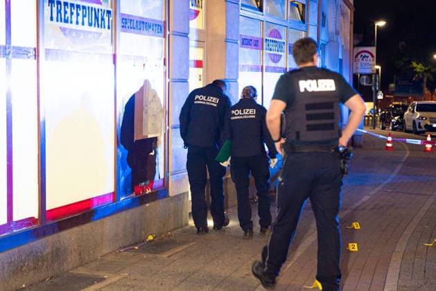 Herten: Schüsse in Café – vier Personen von Polizei abgeführt 7aIMG: 0570384 Großeinsatz an der Ewaldstraße – Blutflecken und zerbrochenes Glas vor dem Café, Straße für Ermittlungen gesperrtNordrhein-Westfalen, Herten, Deutschland *** Herten: Shots Fired in Café – Four People Taken Away by Police 7aIMG 0570384 Major police operation on Ewaldstraße – Bloodstains and broken glass in front of the café; street closed for investigation North Rhine-Westphalia, Herten, Germany Copyright: 7aktuell.dex xMarcxGruber 0570384 20260823_7a_hertensch_570384