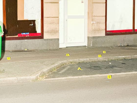 Herten: Schüsse in Café – vier Personen von Polizei abgeführt 7aIMG: 0570388 Großeinsatz an der Ewaldstraße – Blutflecken und zerbrochenes Glas vor dem Café, Straße für Ermittlungen gesperrtNordrhein-Westfalen, Herten, Deutschland *** Herten: Shots Fired in Café – Four People Taken Away by Police 7aIMG 0570388 Major police operation on Ewaldstraße – bloodstains and broken glass in front of the café; street closed for the investigation North Rhine-Westphalia, Herten, Germany Copyright: 7aktuell.dex xMarcxGruber 0570388 20260823_7a_hertensch_570388
