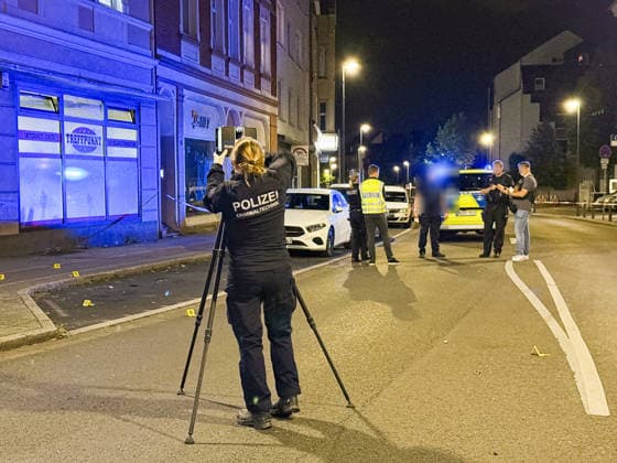 Herten: Schüsse in Café – vier Personen von Polizei abgeführt 7aIMG: 0570390 Großeinsatz an der Ewaldstraße – Blutflecken und zerbrochenes Glas vor dem Café, Straße für Ermittlungen gesperrtNordrhein-Westfalen, Herten, Deutschland *** Herten: Shots Fired in Café – Four People Taken Away by Police 7aIMG 0570390 Large-scale police operation on Ewaldstraße – Bloodstains and broken glass in front of the café; street closed for the investigation. North Rhine-Westphalia, Herten, Germany Copyright: 7aktuell.dex xMarcxGruber 0570390 20260823_7a_hertensch_570390