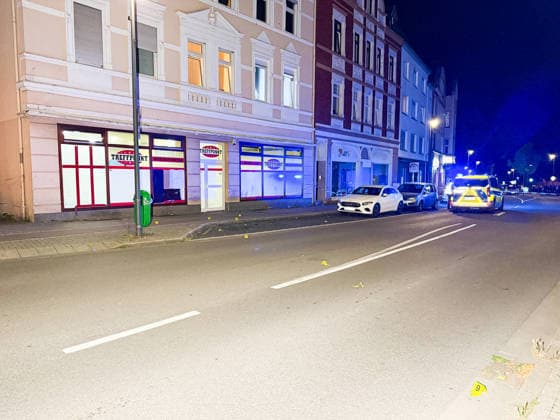 Herten: Schüsse in Café – vier Personen von Polizei abgeführt 7aIMG: 0570393 Großeinsatz an der Ewaldstraße – Blutflecken und zerbrochenes Glas vor dem Café, Straße für Ermittlungen gesperrtNordrhein-Westfalen, Herten, Deutschland *** Herten: Shots Fired in Café – Four People Taken Away by Police 7aIMG 0570393 Major police operation on Ewaldstraße – Bloodstains and broken glass in front of the café; street closed for the investigation. North Rhine-Westphalia, Herten, Germany Copyright: 7aktuell.dex xMarcxGruber 0570393 20260823_7a_hertensch_570393