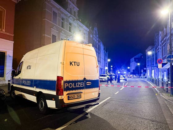 Herten: Schüsse in Café – vier Personen von Polizei abgeführt 7aIMG: 0570394 Großeinsatz an der Ewaldstraße – Blutflecken und zerbrochenes Glas vor dem Café, Straße für Ermittlungen gesperrtNordrhein-Westfalen, Herten, Deutschland *** Herten: Shots Fired in Café – Four People Taken Away by Police 7aIMG 0570394 Large-scale police operation on Ewaldstraße – Bloodstains and broken glass in front of the café; street closed for the investigation. North Rhine-Westphalia, Herten, Germany Copyright: 7aktuell.dex xMarcxGruber 0570394 20260823_7a_hertensch_570394