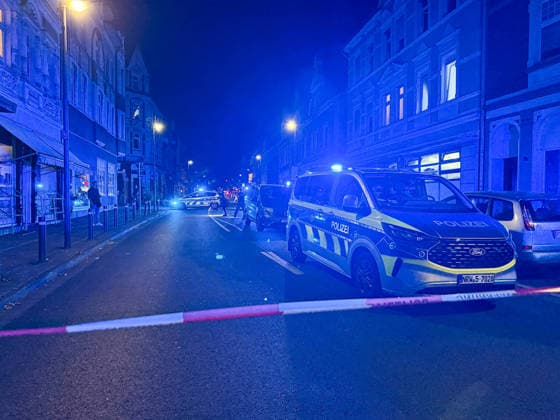 Herten: Schüsse in Café – vier Personen von Polizei abgeführt 7aIMG: 0570395 Großeinsatz an der Ewaldstraße – Blutflecken und zerbrochenes Glas vor dem Café, Straße für Ermittlungen gesperrtNordrhein-Westfalen, Herten, Deutschland *** Herten: Shots Fired in Café – Four People Taken Away by Police 7aIMG 0570395 Major police operation on Ewaldstraße – Bloodstains and broken glass in front of the café; street closed for investigation. North Rhine-Westphalia, Herten, Germany Copyright: 7aktuell.dex xMarcxGruber 0570395 20260823_7a_hertensch_570395
