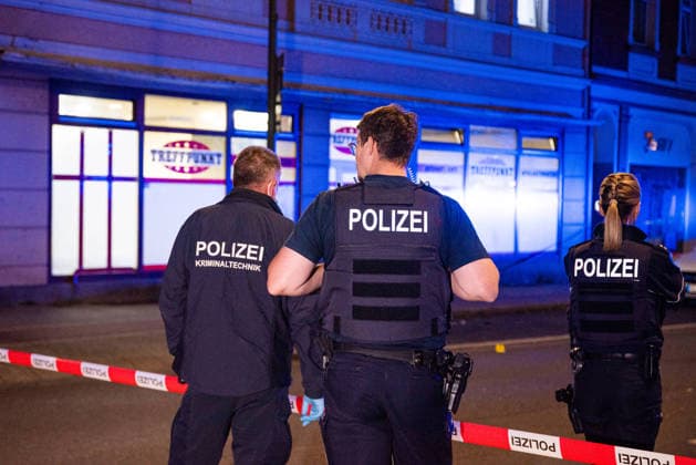 Herten: Schüsse in Café – vier Personen von Polizei abgeführt 7aIMG: 0570396 Großeinsatz an der Ewaldstraße – Blutflecken und zerbrochenes Glas vor dem Café, Straße für Ermittlungen gesperrtNordrhein-Westfalen, Herten, Deutschland *** Herten: Shots Fired in Café – Four People Taken Away by Police 7aIMG 0570396 Major police operation on Ewaldstraße – Bloodstains and broken glass in front of the café; street closed for the investigation North Rhine-Westphalia, Herten, Germany Copyright: 7aktuell.dex xMarcxGruber 0570396 20260823_7a_hertensch_570396