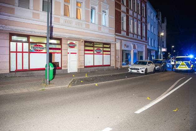 Herten: Schüsse in Café – vier Personen von Polizei abgeführt 7aIMG: 0570397 Großeinsatz an der Ewaldstraße – Blutflecken und zerbrochenes Glas vor dem Café, Straße für Ermittlungen gesperrtNordrhein-Westfalen, Herten, Deutschland *** Herten: Shots Fired in Café – Four People Taken Away by Police 7aIMG 0570397 Major police operation on Ewaldstraße – Bloodstains and broken glass in front of the café; street closed for the investigation North Rhine-Westphalia, Herten, Germany Copyright: 7aktuell.dex xMarcxGruber 0570397 20260823_7a_hertensch_570397