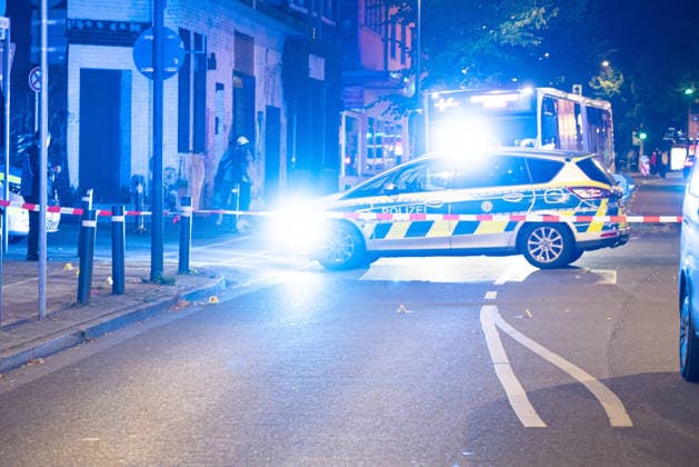 Herten: Schüsse in Café – vier Personen von Polizei abgeführt 7aIMG: 0570400 Großeinsatz an der Ewaldstraße – Blutflecken und zerbrochenes Glas vor dem Café, Straße für Ermittlungen gesperrtNordrhein-Westfalen, Herten, Deutschland *** Herten: Shots Fired in Café – Four People Taken Away by Police 7aIMG 0570400 Large-scale police operation on Ewaldstraße – Bloodstains and broken glass in front of the café; street closed for the investigation North Rhine-Westphalia, Herten, Germany Copyright: 7aktuell.dex xMarcxGruber 0570400 20260823_7a_hertensch_570400