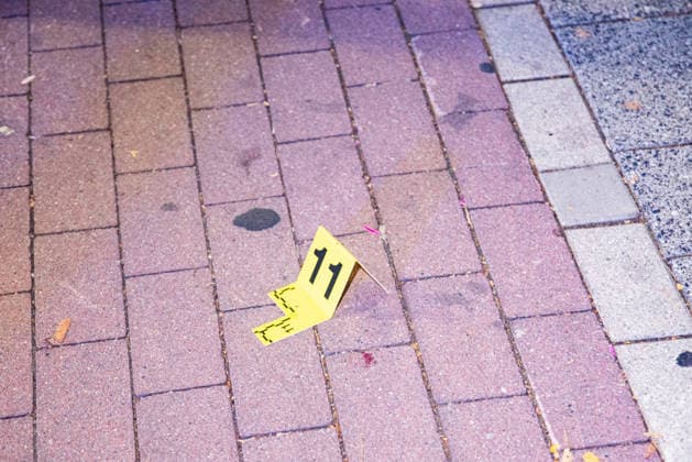 Herten: Schüsse in Café – vier Personen von Polizei abgeführt 7aIMG: 0570401 Großeinsatz an der Ewaldstraße – Blutflecken und zerbrochenes Glas vor dem Café, Straße für Ermittlungen gesperrtNordrhein-Westfalen, Herten, Deutschland *** Herten: Shots Fired in Café – Four People Taken Away by Police 7aIMG 0570401 Major police operation on Ewaldstraße – Bloodstains and broken glass in front of the café; street closed for investigationNorth Rhine-Westphalia, Herten, Germany Copyright: 7aktuell.dex xMarcxGruber 0570401 20260823_7a_hertensch_570401