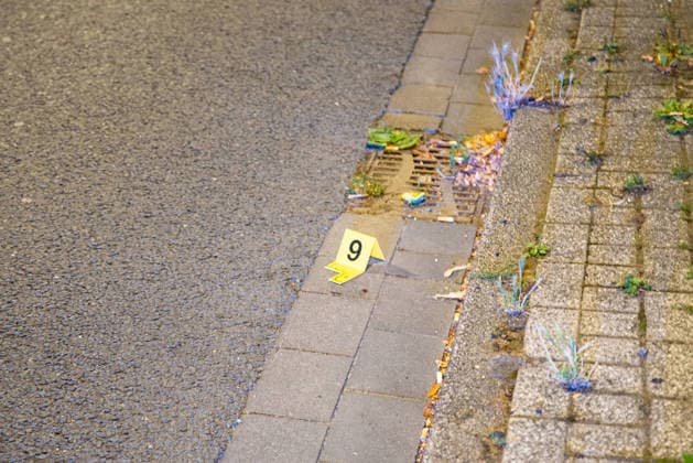 Herten: Schüsse in Café – vier Personen von Polizei abgeführt 7aIMG: 0570402 Großeinsatz an der Ewaldstraße – Blutflecken und zerbrochenes Glas vor dem Café, Straße für Ermittlungen gesperrtNordrhein-Westfalen, Herten, Deutschland *** Herten: Shots Fired in Café – Four People Taken Away by Police 7aIMG 0570402 Large-scale police operation on Ewaldstraße – Bloodstains and broken glass in front of the café; street closed for the investigation. North Rhine-Westphalia, Herten, Germany Copyright: 7aktuell.dex xMarcxGruber 0570402 20260823_7a_hertensch_570402