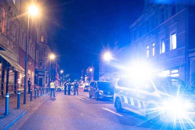 Herten: Schüsse in Café – vier Personen von Polizei abgeführt 7aIMG: 0570404 Großeinsatz an der Ewaldstraße – Blutflecken und zerbrochenes Glas vor dem Café, Straße für Ermittlungen gesperrtNordrhein-Westfalen, Herten, Deutschland *** Herten: Shots Fired in Café – Four People Taken Away by Police 7aIMG 0570404 Major police operation on Ewaldstraße – Bloodstains and broken glass in front of the café; street closed for the investigation. North Rhine-Westphalia, Herten, Germany Copyright: 7aktuell.dex xMarcxGruber 0570404 20260823_7a_hertensch_570404