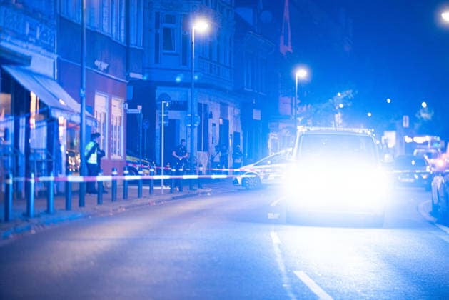 Herten: Schüsse in Café – vier Personen von Polizei abgeführt 7aIMG: 0570406 Großeinsatz an der Ewaldstraße – Blutflecken und zerbrochenes Glas vor dem Café, Straße für Ermittlungen gesperrtNordrhein-Westfalen, Herten, Deutschland *** Herten: Shots Fired in Café – Four People Taken Away by Police 7aIMG 0570406 Major police operation on Ewaldstraße – Bloodstains and broken glass in front of the café; street closed for the investigation. North Rhine-Westphalia, Herten, Germany Copyright: 7aktuell.dex xMarcxGruber 0570406 20260823_7a_hertensch_570406