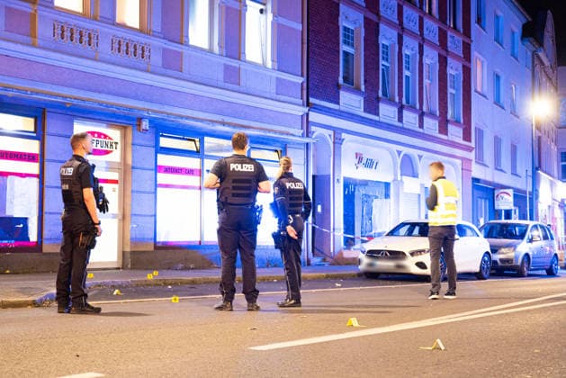 Herten: Schüsse in Café – vier Personen von Polizei abgeführt 7aIMG: 0570407 Großeinsatz an der Ewaldstraße – Blutflecken und zerbrochenes Glas vor dem Café, Straße für Ermittlungen gesperrtNordrhein-Westfalen, Herten, Deutschland *** Herten: Shots Fired in Café – Four People Taken Away by Police 7aIMG 0570407 Large-scale police operation on Ewaldstraße – Bloodstains and broken glass in front of the café; street closed for the investigation. North Rhine-Westphalia, Herten, Germany Copyright: 7aktuell.dex xMarcxGruber 0570407 20260823_7a_hertensch_570407