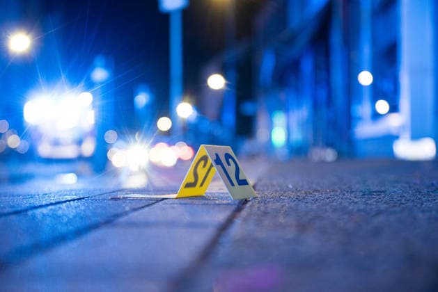 Herten: Schüsse in Café – vier Personen von Polizei abgeführt 7aIMG: 0570408 Großeinsatz an der Ewaldstraße – Blutflecken und zerbrochenes Glas vor dem Café, Straße für Ermittlungen gesperrtNordrhein-Westfalen, Herten, Deutschland *** Herten: Shots Fired in Café – Four People Taken Away by Police 7aIMG 0570408 Large-scale police operation on Ewaldstraße – Bloodstains and broken glass in front of the café; street closed for the investigation North Rhine-Westphalia, Herten, Germany Copyright: 7aktuell.dex xMarcxGruber 0570408 20260823_7a_hertensch_570408