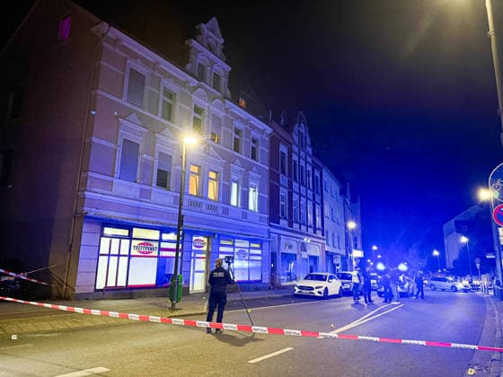 Herten: Schüsse in Café – vier Personen von Polizei abgeführt 7aIMG: 0570410 Großeinsatz an der Ewaldstraße – Blutflecken und zerbrochenes Glas vor dem Café, Straße für Ermittlungen gesperrtNordrhein-Westfalen, Herten, Deutschland *** Herten: Shots Fired in Café – Four People Taken Away by Police 7aIMG 0570410 Large-scale police operation on Ewaldstraße – Bloodstains and broken glass in front of the café; street closed for the investigation North Rhine-Westphalia, Herten, Germany Copyright: 7aktuell.dex xMarcxGruber 0570410 20260823_7a_hertensch_570410