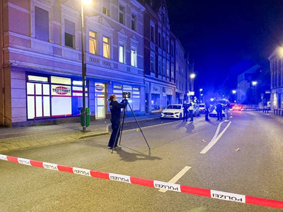 Herten: Schüsse in Café – vier Personen von Polizei abgeführt 7aIMG: 0570412 Großeinsatz an der Ewaldstraße – Blutflecken und zerbrochenes Glas vor dem Café, Straße für Ermittlungen gesperrtNordrhein-Westfalen, Herten, Deutschland *** Herten: Shots Fired in Café – Four People Taken Away by Police 7aIMG 0570412 Large-scale police operation on Ewaldstraße – Bloodstains and broken glass in front of the café; street closed for the investigation. North Rhine-Westphalia, Herten, Germany Copyright: 7aktuell.dex xMarcxGruber 0570412 20260823_7a_hertensch_570412