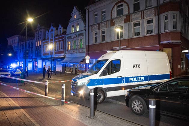 Herten: Schüsse in Café – vier Personen von Polizei abgeführt 7aIMG: 0570413 Großeinsatz an der Ewaldstraße – Blutflecken und zerbrochenes Glas vor dem Café, Straße für Ermittlungen gesperrtNordrhein-Westfalen, Herten, Deutschland *** Herten: Shots Fired in Café – Four People Taken Away by Police 7aIMG 0570413 Large-scale police operation on Ewaldstraße – Bloodstains and broken glass in front of the café; street closed for the investigation. North Rhine-Westphalia, Herten, Germany Copyright: 7aktuell.dex xMarcxGruber 0570413 20260823_7a_hertensch_570413