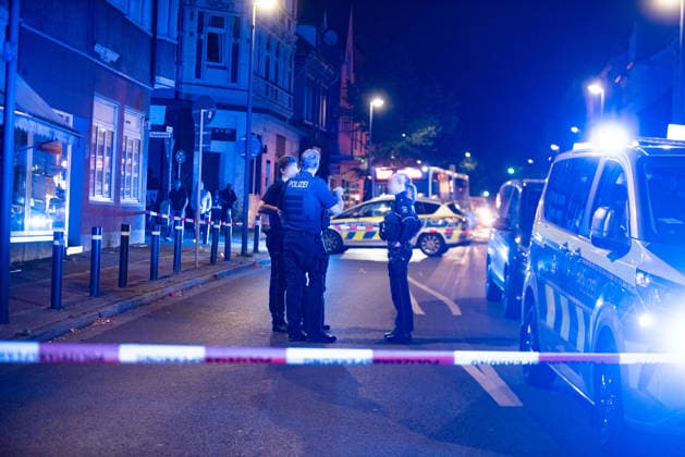Herten: Schüsse in Café – vier Personen von Polizei abgeführt 7aIMG: 0570415 Großeinsatz an der Ewaldstraße – Blutflecken und zerbrochenes Glas vor dem Café, Straße für Ermittlungen gesperrtNordrhein-Westfalen, Herten, Deutschland *** Herten: Shots Fired in Café – Four People Taken Away by Police 7aIMG 0570415 Large-scale police operation on Ewaldstraße – Bloodstains and broken glass in front of the café; street closed for the investigation. North Rhine-Westphalia, Herten, Germany Copyright: 7aktuell.dex xMarcxGruber 0570415 20260823_7a_hertensch_570415