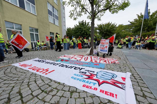 Tarifverhandlung Einzelhandel 2026 24.08.2026 In Raunheim werden heute die Tarifverhandlungen für die Beschäftigten im hessischen Einzelhandel Versandhandel zwischen der Vereinte Dienstleistungsgewerkschaft VERDI und den Arbeitgebern (Primark, REWE, Penny, Kaufland, Zara, Douglas, IKEA . . .) fortgesetzt Raunheim Hessen Deutschland *** 2026 Retail Collective Bargaining, August 24, 2026: Collective bargaining negotiations for employees in the Hessian retail and mail-order sectors are taking place today in Raunheim between the United Services Union VERDI and the employers Primark, REWE, Penny, Kaufland, Zara, Douglas, IKEA. Raunheim, Hesse, Germany