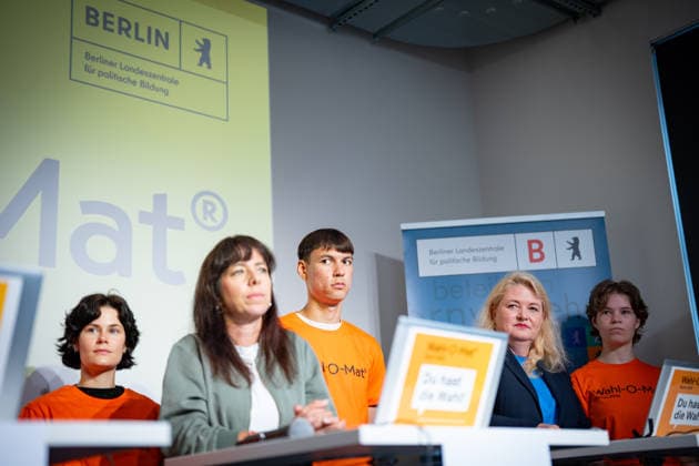 Elif Eralp, Die Linke, mit Kristin Brinker, AfD, während der Vorführung des Wahl-o-Maten (von links);Wahl-o-Mat zur Berliner Landeswahl 2026 geht online - Vorstellung des Wahl-o-Maten, Berlin Berlin Deutschland Berliner Landeszentrale für pol *** Elif Eralp (Die Linke) with Kristin Brinker (AfD) during the presentation of the Wahl o Maten —from left to right—for the 2026 Berlin state election; the online presentation of the Wahl o Maten, Berlin, Berlin, Germany; Berlin State Office for Pol