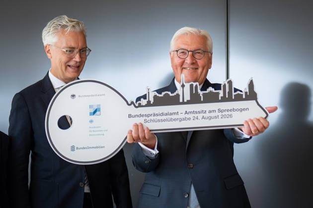 Bundespräsident Frank-Walter Steinmeier bei der symbolischen Schlüsselübergabe für den temporären Amtssitz am Spreebogen, mit Alexander von ErdÃ ly (links);Bundespräsident Symbolische Schlüsselübergabe für Amtssitz am Spreebogen als Interimslösung während des Umbaus von Schloss Bellevue, Berlin Berlin Deutschland Amtssitz am Spreebogen *** Federal President Frank-Walter Steinmeier at the symbolic key handover for the temporary official residence at the Spreebogen, with Alexander von Erdély (left) Federal President Symbolic key handover for the official residence at the Spreebogen as an interim solution during the renovation of Bellevue Palace, Berlin, Berlin, Germany Official residence at the Spreebogen
