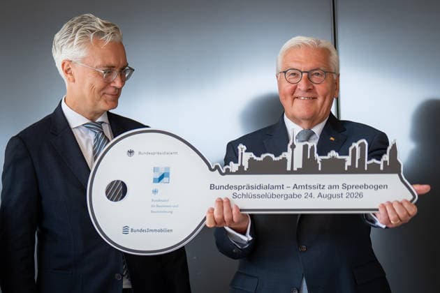 Bundespräsident Frank-Walter Steinmeier bei der symbolischen Schlüsselübergabe für den temporären Amtssitz am Spreebogen, mit Alexander von ErdÃ ly (links);Bundespräsident Symbolische Schlüsselübergabe für Amtssitz am Spreebogen als Interimslösung während des Umbaus von Schloss Bellevue, Berlin Berlin Deutschland Amtssitz am Spreebogen *** Federal President Frank Walter Steinmeier at the symbolic key handover for the temporary official residence at the Spreebogen, with Alexander von Erdély on the left Federal President Symbolic key handover for the official residence at the Spreebogen as an interim solution during the renovation of Bellevue Palace, Berlin, Berlin, Germany Official residence at the Spreebogen