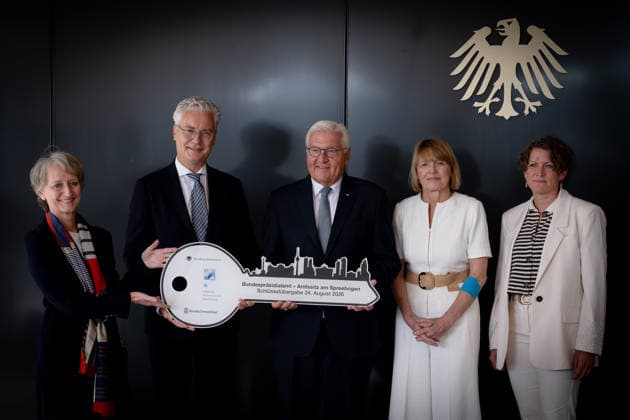 Schlüsselübergabe, temporärer Amtssitz, Bundespräsident Berlin, Amtssitz am Spreebogen, Schlüsselübergabe, temporärer Amtssitz, Bundespräsident, Frank-Walter Steinmeier, Chefin des Bundespräsidialamt, Dörte Dinger, Elke Büdenbender, Alexander von Erdely, Petra Wesseler Berlin Berlin GER *** Key handover, temporary official residence, Federal President, Berlin, official residence at the Spreebogen, key handover, temporary official residence, Federal President, Frank-Walter Steinmeier, Head of the Office of the Federal President, Dörte Dinger, Elke Büdenbender, Alexander von Erdely, Petra Wesseler Berlin Berlin GER