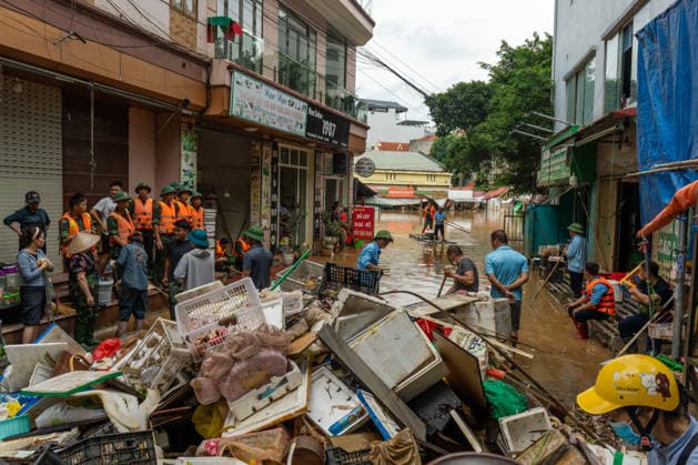 Typhoon Narra floods Lang Son, Vietnam LANG SON, VIETNAM - AUGUST 24: Residents and soldiers clear debris and carry out cleanup operations following flooding in Lang Son, Vietnam, on August 24, 2026. Heavy rains associated with Typhoon No. 4 caused flooding that affected homes, roads and businesses across the province. Magdalena Chodownik Anadolu Lang Son Viet Nam. Editorial use only. Please get in touch for any other usage.  Copyright: x2026xAnadoluxMagdalenaxChodownikx