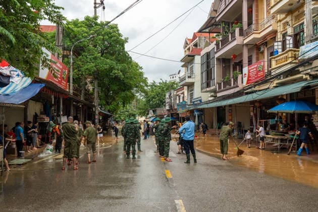 Typhoon Narra floods Lang Son, Vietnam LANG SON, VIETNAM - AUGUST 24: Residents and soldiers clear debris and carry out cleanup operations following flooding in Lang Son, Vietnam, on August 24, 2026. Heavy rains associated with Typhoon No. 4 caused flooding that affected homes, roads and businesses across the province. Magdalena Chodownik Anadolu Lang Son Viet Nam. Editorial use only. Please get in touch for any other usage.  Copyright: x2026xAnadoluxMagdalenaxChodownikx