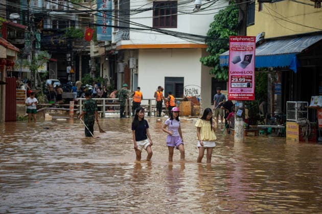 Typhoon Narra floods Lang Son, Vietnam LANG SON, VIETNAM - AUGUST 24: Residents wade through a flooded street as soldiers and emergency personnel carry out cleanup operations following heavy rains in Lang Son, Vietnam, on August 24, 2026. Heavy rains associated with Typhoon No. 4 caused flooding that affected homes, roads and businesses across the province. Magdalena Chodownik Anadolu Lang Son Viet Nam. Editorial use only. Please get in touch for any other usage.  Copyright: x2026xAnadoluxMagdalenaxChodownikx