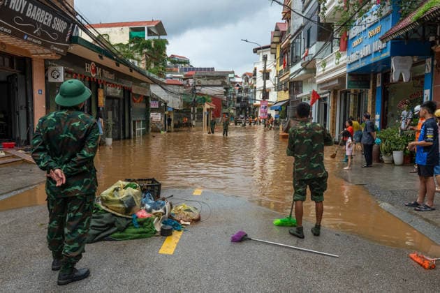 Typhoon Narra floods Lang Son, Vietnam LANG SON, VIETNAM - AUGUST 24: Residents and soldiers clear debris and carry out cleanup operations following flooding in Lang Son, Vietnam, on August 24, 2026. Heavy rains associated with Typhoon No. 4 caused flooding that affected homes, roads and businesses across the province. Magdalena Chodownik Anadolu Lang Son Viet Nam. Editorial use only. Please get in touch for any other usage.  Copyright: x2026xAnadoluxMagdalenaxChodownikx