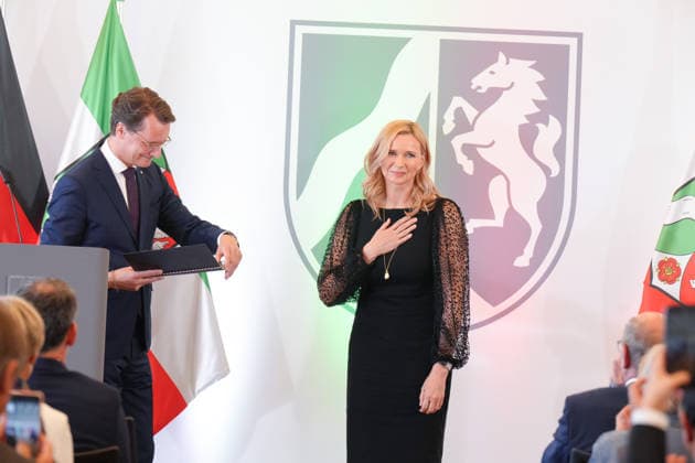 Verleihung des Verdienstorden NRW mit Ministerpraesident Veronica Ferres bekommt geruehrt von Ministerpraesident Hendrik Wuest Ihren Orden und die Urkude bei der Verleihung des Verdienstorden des Landes Nordrhein-Westfalen in der Staatskanzlei, Duesseldorf, 24.08.2026 Duesseldorf Nordrhein-Westfalen Deutschland *** Award Ceremony for the Order of Merit of North Rhine-Westphalia: Minister-President Veronica Ferres, visibly moved, receives her medal and certificate from Minister-President Hendrik Wuest during the award ceremony for the Order of Merit of the State of North Rhine-Westphalia at the State Chancellery in Düsseldorf, August 24, 2026, Düsseldorf, North Rhine-Westphalia, Germany