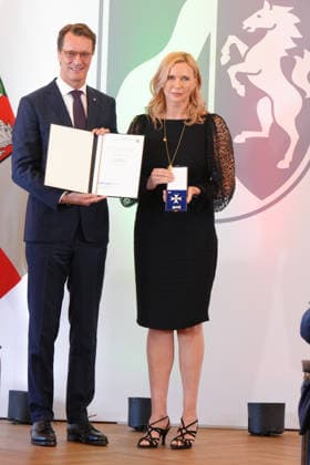 Verleihung des Verdienstorden NRW mit Ministerpraesident Veronica Ferres bekommt von Ministerpraesident Hendrik Wuest Ihren Orden und die Urkude bei der Verleihung des Verdienstorden des Landes Nordrhein-Westfalen in der Staatskanzlei, Duesseldorf, 24.08.2026 Duesseldorf Nordrhein-Westfalen Deutschland *** Award Ceremony for the Order of Merit of North Rhine-Westphalia: Minister-President Veronica Ferres receives her medal and certificate from Minister-President Hendrik Wuest at the award ceremony for the Order of Merit of the State of North Rhine-Westphalia at the State Chancellery in Düsseldorf, August 24, 2026, Düsseldorf, North Rhine-Westphalia, Germany