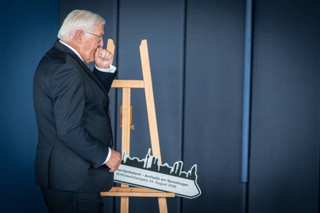 Bundespräsident Frank-Walter Steinmeier bei der symbolischen Schlüsselübergabe für den temporären Amtssitz am Spreebogen;Bundespräsident Symbolische Schlüsselübergabe für Amtssitz am Spreebogen als Interimslösung während des Umbaus von Schloss Bellevue, Berlin Berlin Deutschland Amtssitz am Spreebogen *** Federal President Frank Walter Steinmeier at the symbolic key handover for the temporary official residence at the Spreebogen Federal President Symbolic key handover for the official residence at the Spreebogen as an interim solution during the renovation of Bellevue Palace, Berlin, Berlin, Germany Official residence at the Spreebogen